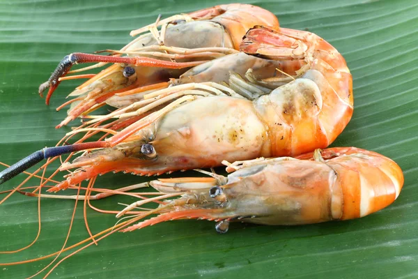 Stapel van garnalen, gegrilde op bananenblad. — Stockfoto