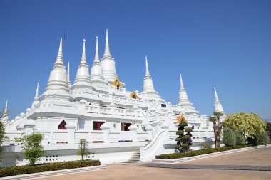 Mavi gökyüzü üzerinde kilise üzerinde beyaz pagoda.