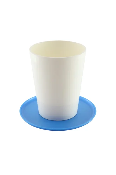 Üres műanyag pohár és kék csészealj — Stock Fotó
