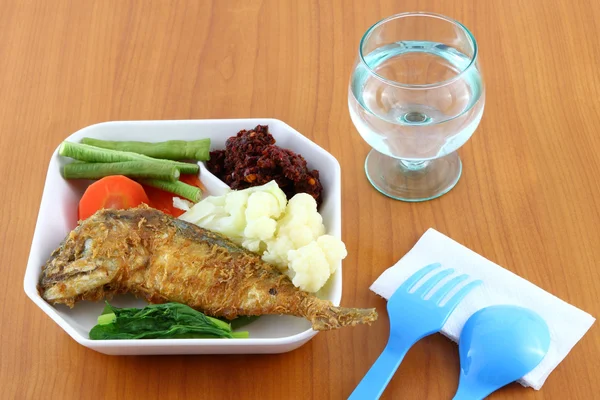 Makrelen-Dip Spiegelei mit Chilipaste auf dem Tisch — Stockfoto