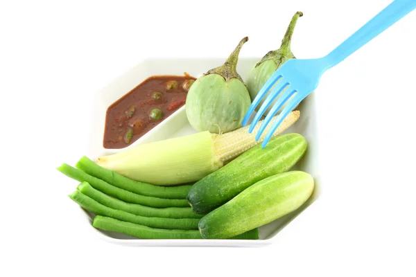 Pasta de camarones con chile y verduras al vapor con tenedor azul — Foto de Stock