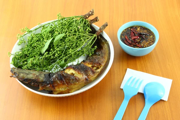 Schlangenkopf-Fisch vom Grill und Nimblattdip mit süßer Paste auf dem Tisch. — Stockfoto