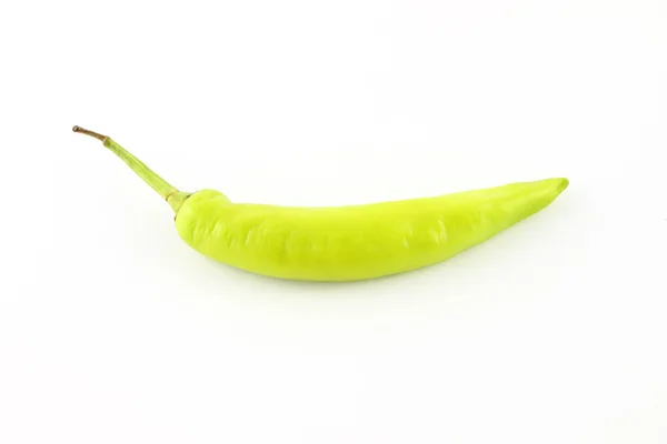 Jeden zielony pieprz chili na białym tle. — Zdjęcie stockowe