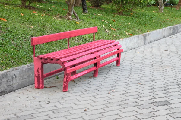 Piros pad nyilvános kert. — Stock Fotó