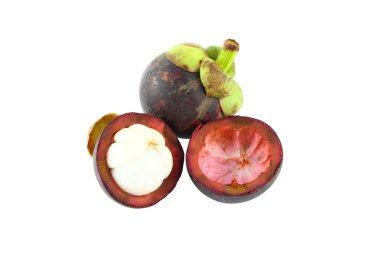 beyaz zemin üzerinde yarı açık mangosteen.