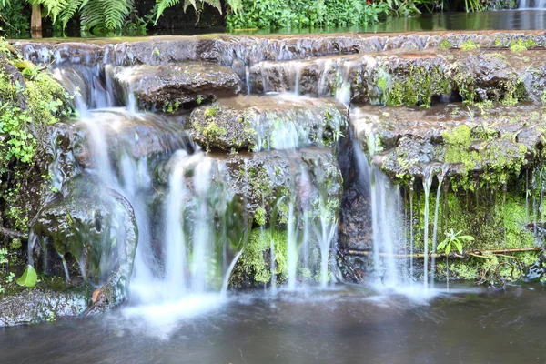 Horizontale water vallen in openbaar park. — Stockfoto