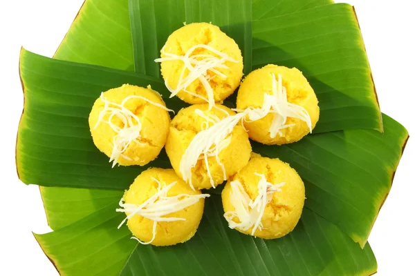 Palm αυγό και αλεύρι ψημένα γλυκό επιδόρπιο κάτοψη σε άσπρο φόντο. — Φωτογραφία Αρχείου