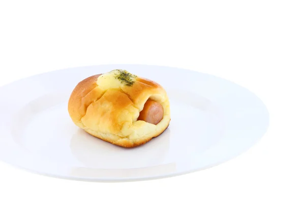 Λουκάνικο στο ψωμί και τυρί στο πιάτο κοντά θέα. — Φωτογραφία Αρχείου
