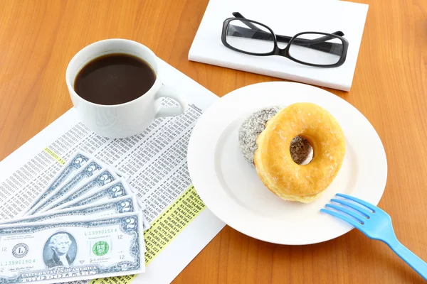 Donut de azúcar y chocolate en la mesa de trabajo . — Foto de Stock