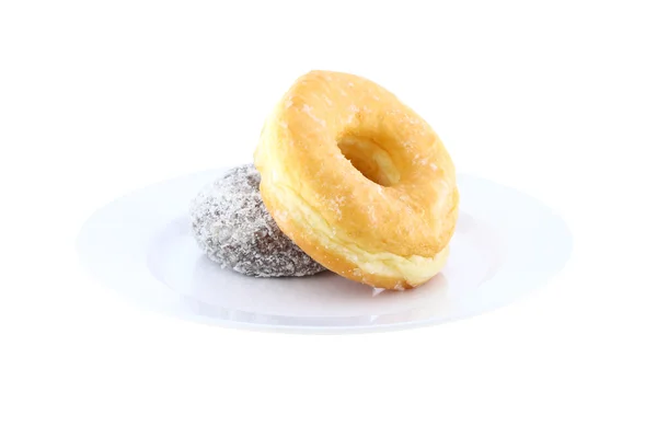 Açúcar e chocolate donut vista lateral no prato no fundo branco . — Fotografia de Stock