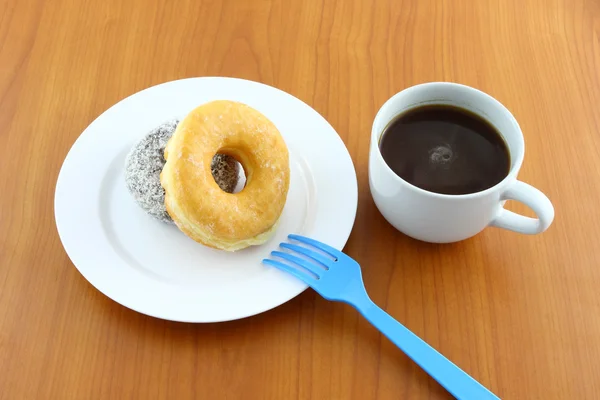 Donut de açúcar e chocolate no tempo de quebra . — Fotografia de Stock