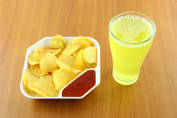 Kartoffelchips und Getränke auf dem Tisch — Stockfoto