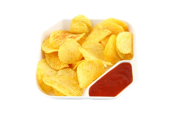 Kartoffelchips mit Chilisoße auf weißem Hintergrund. — Stockfoto