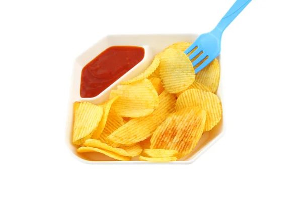 Kartoffelchips und blaue Gabel auf weißem Hintergrund. — Stockfoto