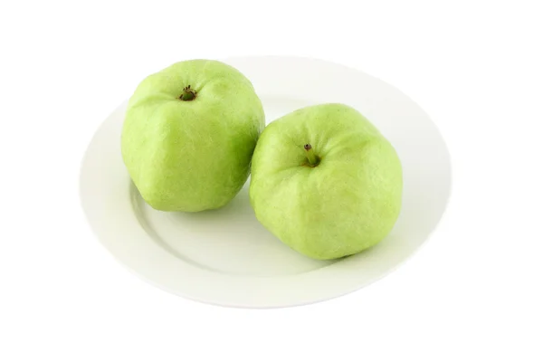 Fehér alapon zöld guava étel. — Stock Fotó