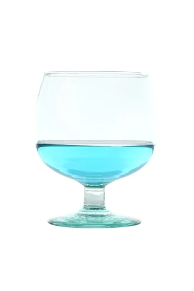 흰색 바탕에 유리를 마시는 파란색 음료. — 스톡 사진