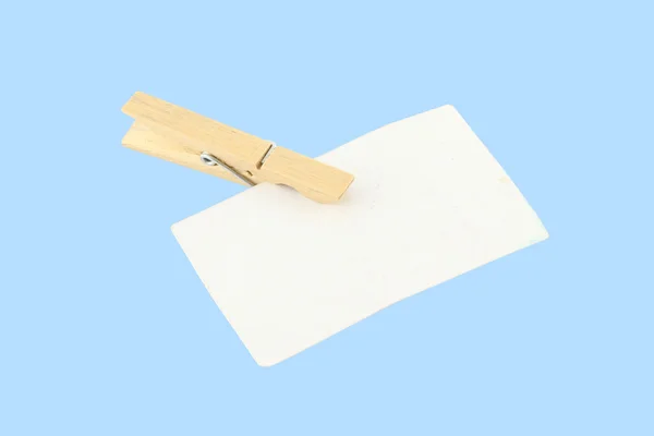 Clipe de papel lateral panos de madeira no fundo azul . — Fotografia de Stock