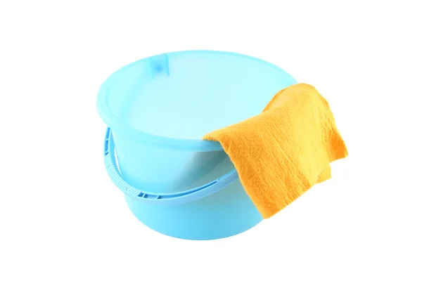 Balde de plástico azul e pano amarelo direito limpo no fundo branco . — Fotografia de Stock