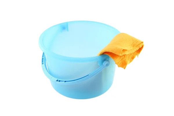 Balde de plástico azul e pano amarelo curto direito limpo no fundo branco . — Fotografia de Stock