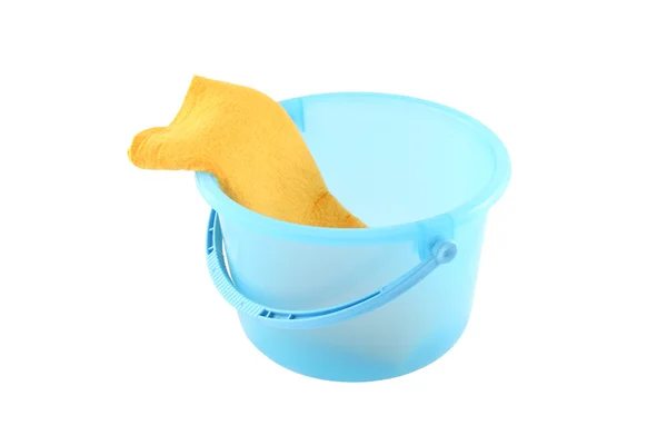 Balde de plástico azul e pano amarelo esquerdo limpo no fundo branco . — Fotografia de Stock