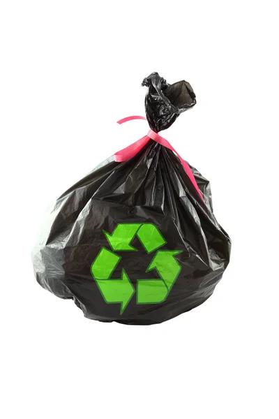 Saco de lixo de plástico preto e sinal de reciclagem no fundo branco . — Fotografia de Stock
