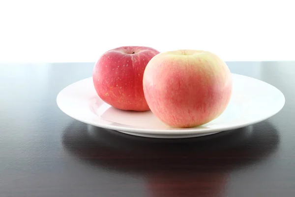 Ahşap masa elma çanak yumuşak odak. — Stok fotoğraf