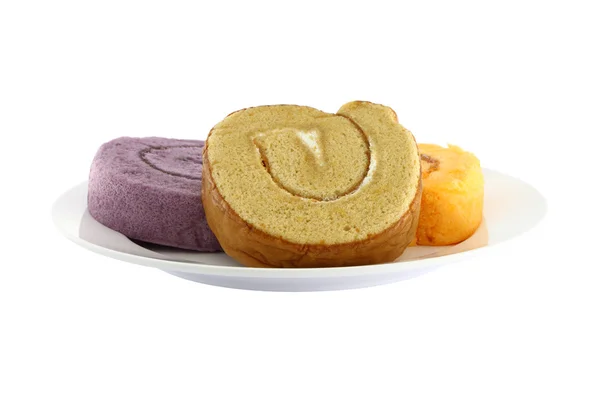 Drie kleur zoete roll taart focus op bruin schotel. — Stockfoto