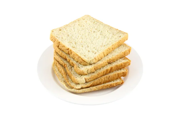 Pilha de prato de pão de fatia de trigo no fundo branco . — Fotografia de Stock