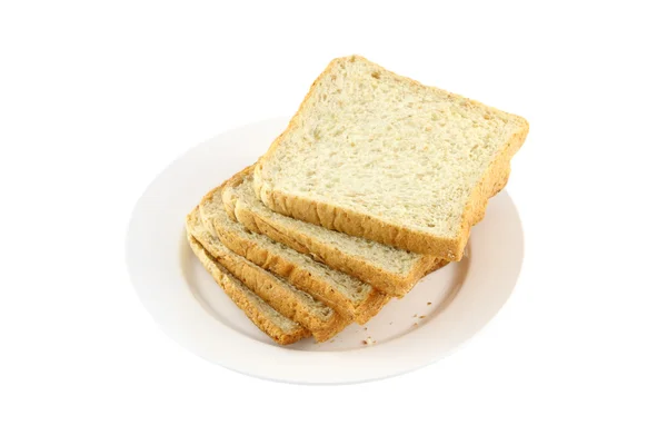 Montón derecho de trigo rebanada plato de pan sobre fondo blanco . — Foto de Stock
