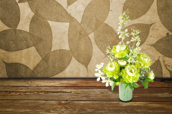 Fleur artificielle colorée Arrangement feuille et fond en bois Photos De Stock Libres De Droits
