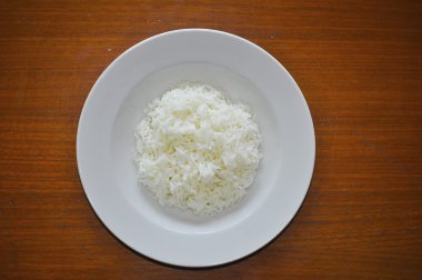 bir tabak pirinç ahşap zemin üzerinde