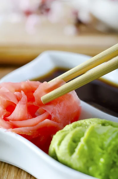 用酱油和芥末调味生姜做寿司 — 图库照片