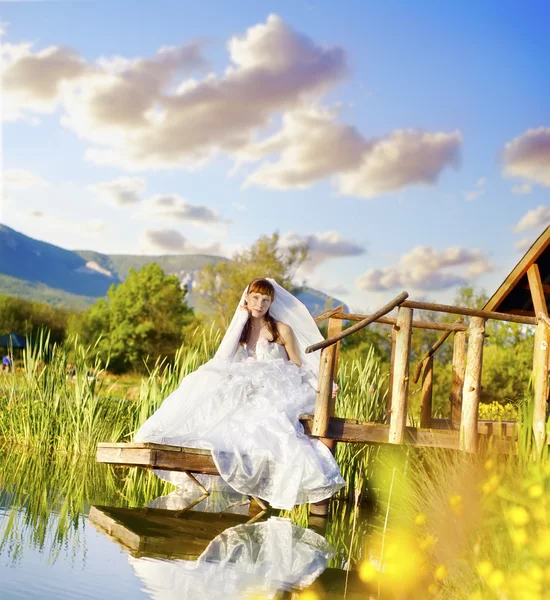 Bride in nature — Stock Photo, Image