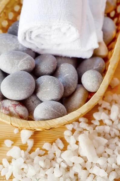 Zeezout en stenen voor spa — Stockfoto