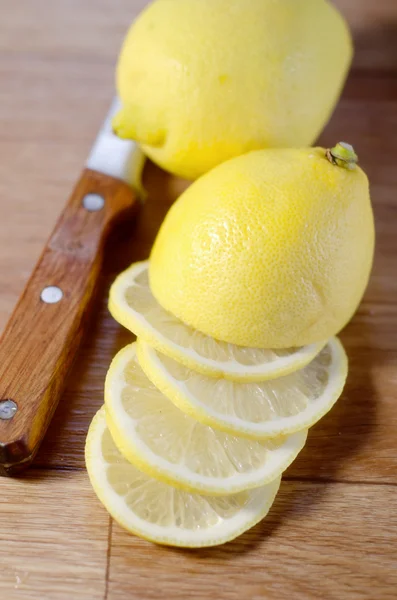Citron på träskiva — Stockfoto