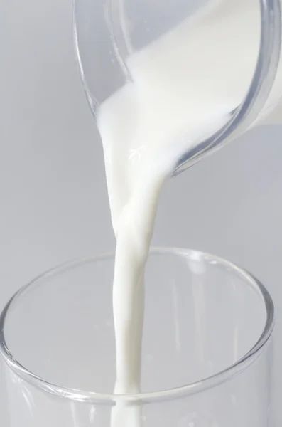 Молоко в глечику — стокове фото