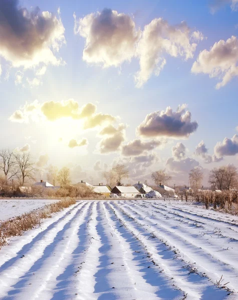 Neve em aldeia, a casa em uma colina — Fotografia de Stock