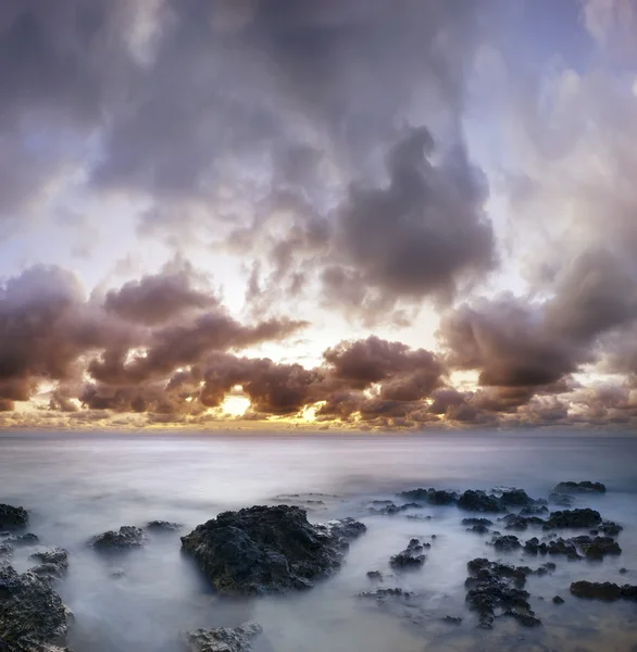 Море на закате — стоковое фото