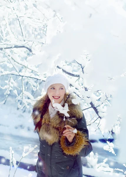 Mujer y nieve — Foto de Stock