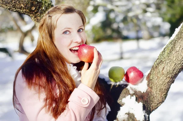 Kvinna och äpple — Stockfoto