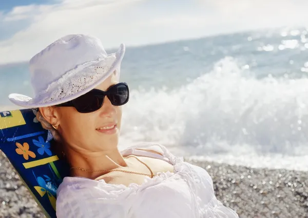 여름에 바다에 여자 — 스톡 사진