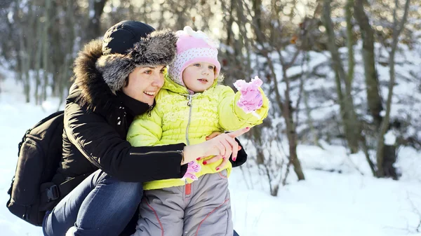女人和女孩在冬季公园 — 图库照片