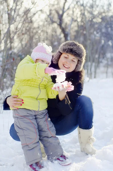 Mulher e menina no parque de inverno — Fotografia de Stock