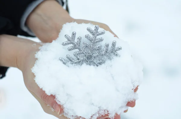 Snö i kvinnlig hand — Stockfoto