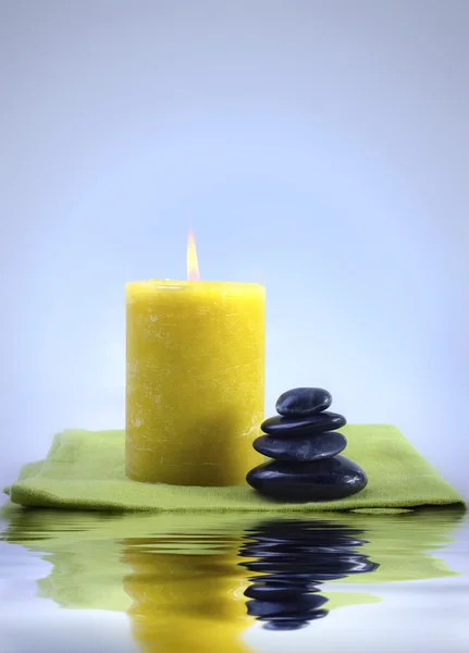 Kerze und Steine für den Wellnessbereich — Stockfoto