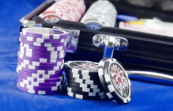 Concepto de Casino con fichas y tarjetas — Foto de Stock