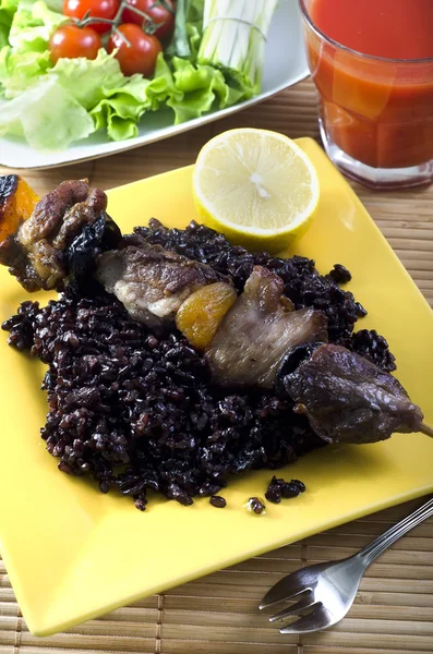 Baked meat with black rice — Stockfoto