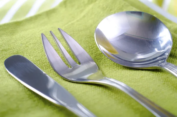 Coloque el ajuste en la servilleta verde y platos blancos —  Fotos de Stock