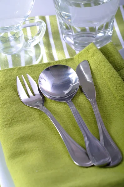 Coloque el ajuste en la servilleta verde y platos blancos — Foto de Stock