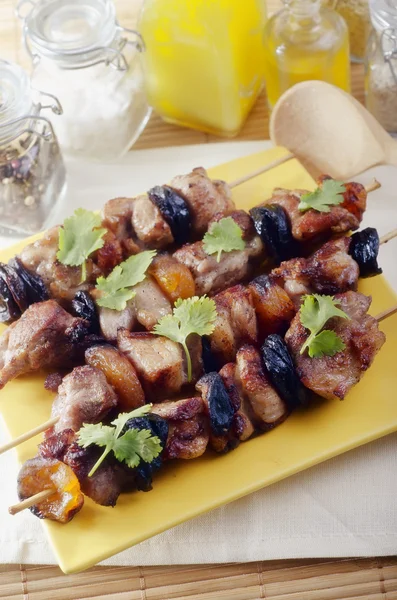 Juicy slices of meat with sauce prepare on fire (shish kebab). — Stock Photo, Image